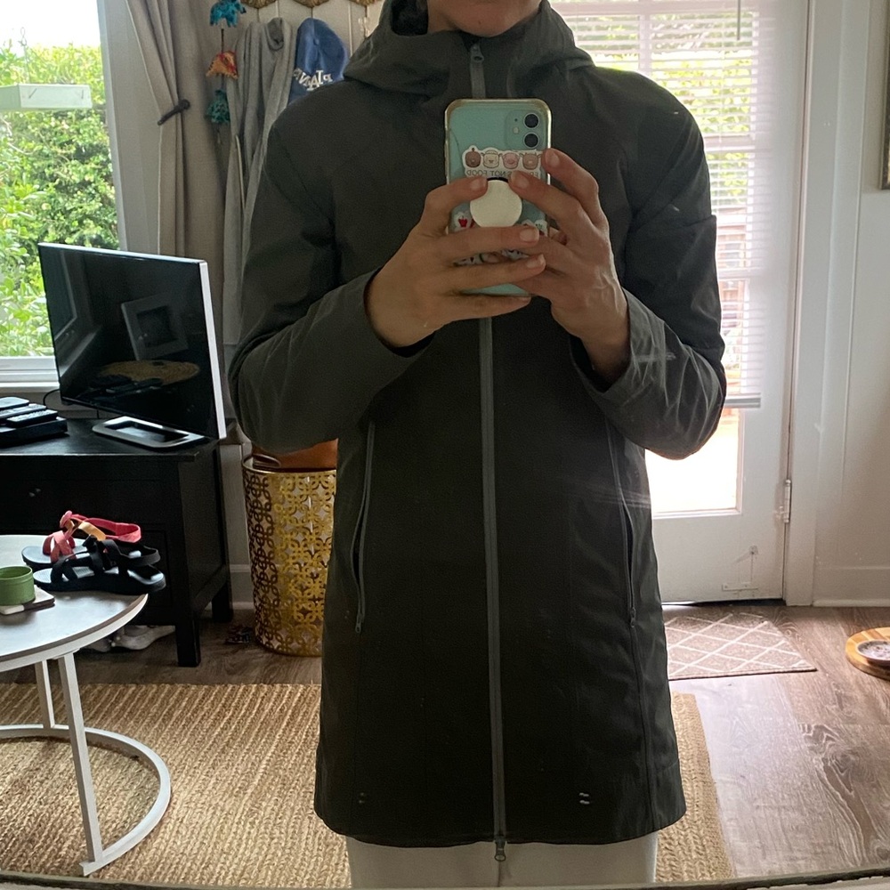Lululemon Hooded Zipper Raincoat rain jacket in Olive Green Gray